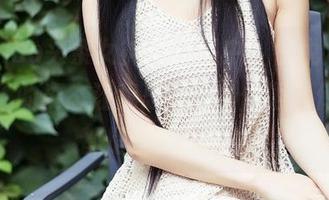 TouTiao头条女神 - 作品中，信悦儿与“女友”的姿态让我思索，身体语言传达的都是些什么呢？