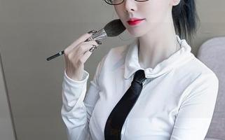 Xiuren秀人网 - 婚纱与无圣光，FoxYini孟狐狸的写真带我去了一个有点迷离的地方。
