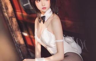原图也许是妆扮的美，而coser衣衣却在旗袍中游离
