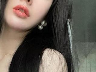 微密圈 - 看着不爱笑的赛琳的照片，不小心获得了免费下载和一颗小红心
