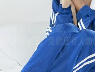 丽柜 - 用高清美腿做壁纸，王炜炜说：没事别总盯着她的腿，旁边还有人的脸呢！
