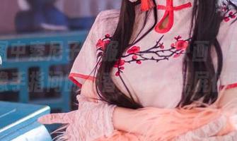 看原图中索尼子和服，喵糖映画，整个画面就像手指间的茶香，让人想屏住呼吸。