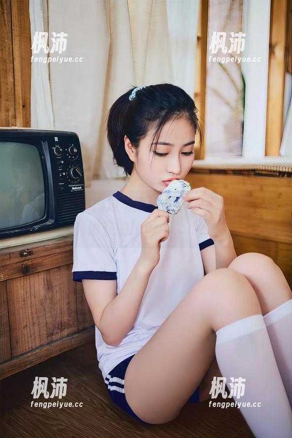 年年Nnian海边写真，发现水手服和海浪有潜在的lovestory！-枫沛玥