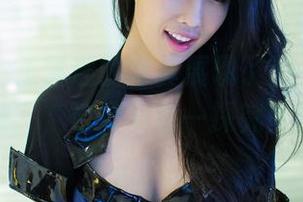 推女郎 - 王馨瑶的写真展现了另一个‘姐姐’，快来下载一探究竟！