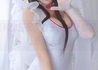 出乎意料的搭配，杏子夫人让套装变得意外迷人。