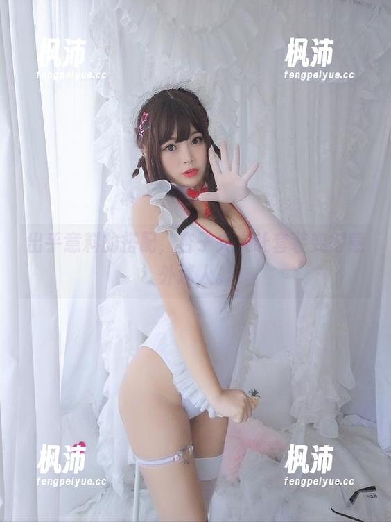 出乎意料的搭配,杏子夫人让套装变得意外迷人。-枫沛玥 出乎意料的搭配,杏子夫人让套装变得意外迷人。-枫沛玥