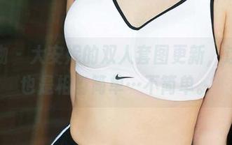 爱尤物 - 大安妮的双人套图更新，这衣服也是相当简单…不简单。