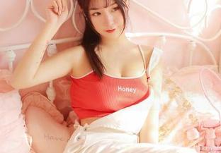 哎呀，猫九酱又来发布她的高清写真，这自拍总能挑动我的好奇心。
