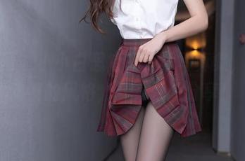 秀人网 - 小小白思宜的短裙写真集，鹤立鸡群的风格，转身就想分享！