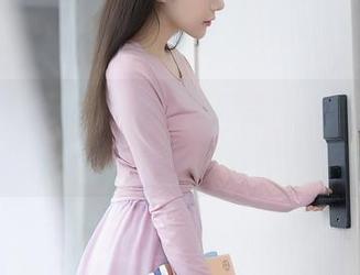 秀人网 - 白色与麦田，有点像搭档逗比。原图不是一般的荒诞，有趣到想分享！
