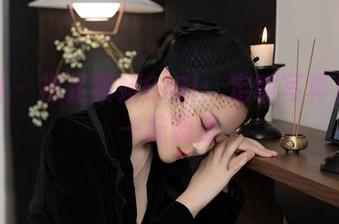 秀人网 - 裸足黄婧GIGI：定制写真里的那一抹调皮