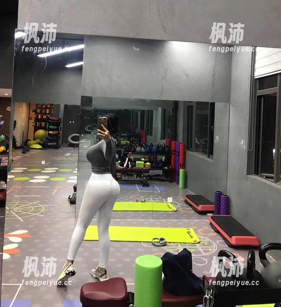 微密圈 - 白衬衫与童小芯，图包里的轻松一刻让人想多看几眼-枫沛玥