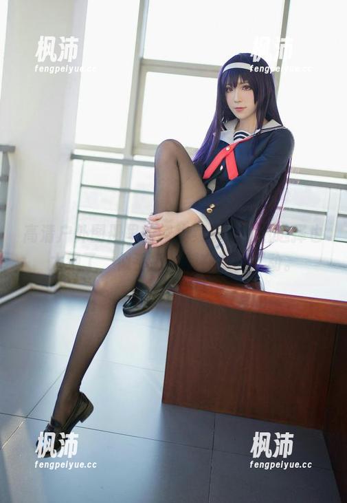 高清户外图册里的翎柒菜菜，位置选择也太绝了，似乎每帧都在跟谁互动。-枫沛玥