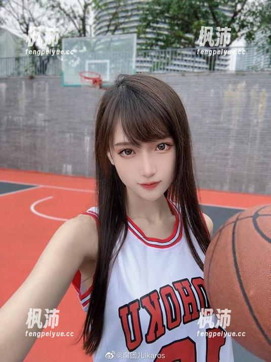 腐团儿Ikaros1.0版的纯白壁纸，不知道在我电脑桌面上会不会也沾点儿仙气-枫沛玥