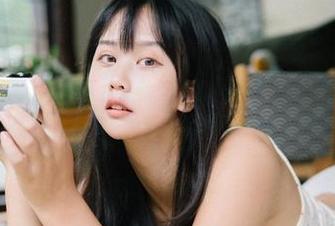 萌芽儿o0的高清写真人生：秋天的银杏和春天的黄风铃，简直貌美如花，却也无聊至极。