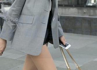 魔镜街拍 - 私房里的婷婷：穿上包臀灰裙的休闲日常，似乎薄丝能把烦恼都打包走了！